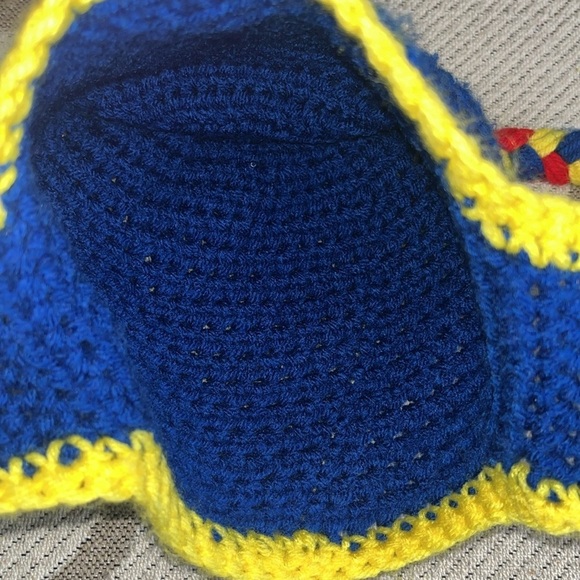 Superman hand knit crocheted winter beanie hat, 3-5 yrs - Picture 9 of 9